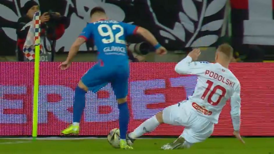 Lukas Podolski sfaulował Damiana Kądziora od tyłu korkami w okolice stawu skokowego (fot. Canal Plus) Ka