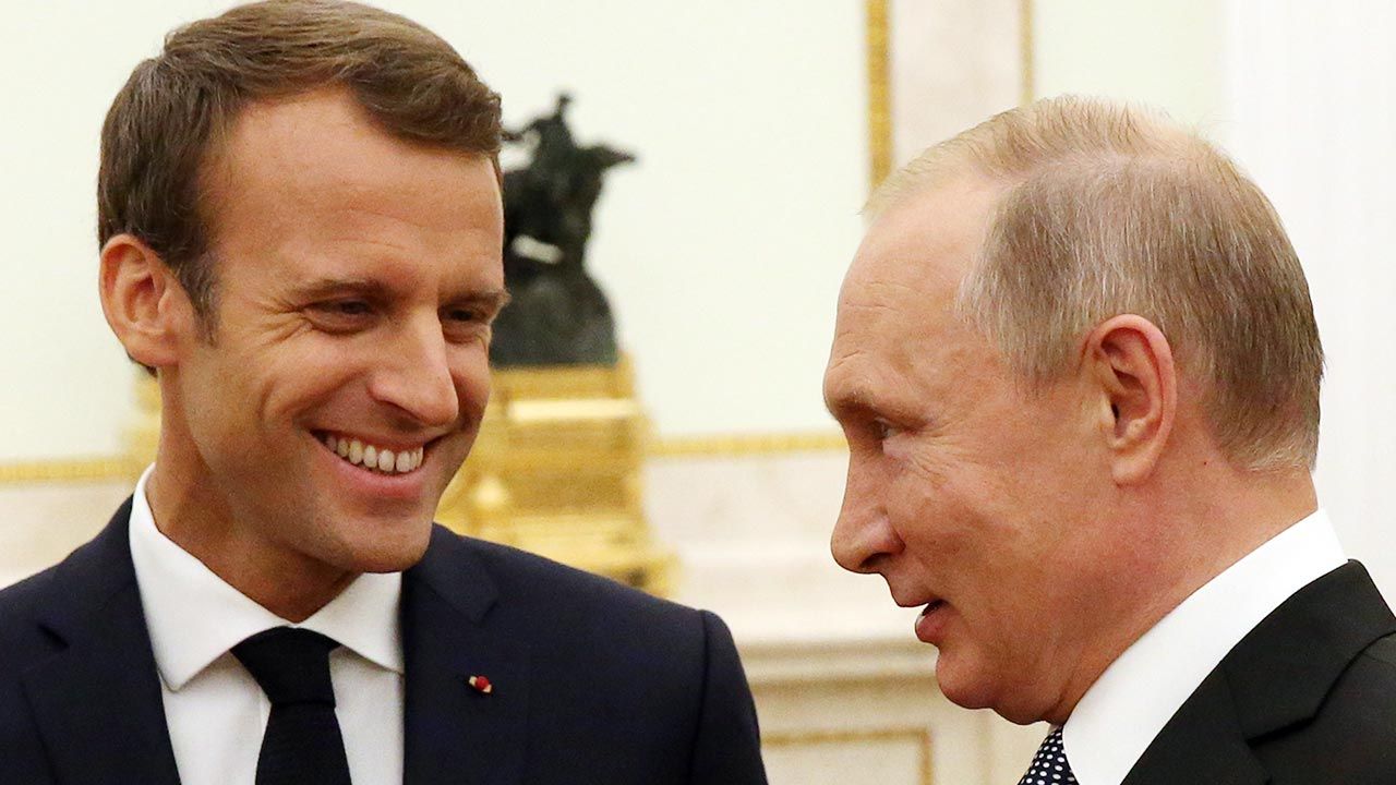 Emmanuel Macron chce się dogadywać z Władimirem Putinem (fot. Mikhail Svetlov/Getty Images)