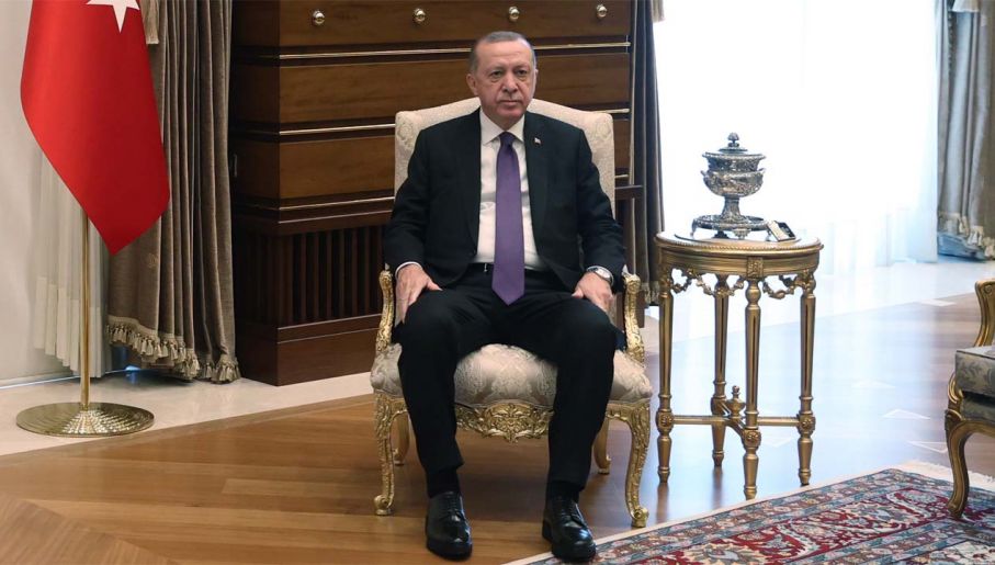 Prezydent Turcji Recep Tayyip Erdogan zdaje się prowadzić grę (fot. PAP/EPA/TURKISH PRESIDENT OFFICE HANDOUT)