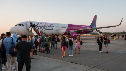 Пасадка на самалёт WizzAir у аэрапорце Вроцлава, Польшча. 