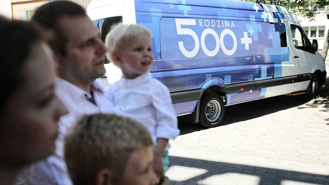 W ramach świadczeń wychowawczych dla pierwszych dzieci objętych programem 500 Plus od lipca wypłacono już niemal 700 mln złotych (fot. arch. PAP/Leszek Szymański) W ramach świadczeń wychowawczych dla pierwszych dzieci objętych programem 500 Plus od lipca wypłacono już niemal 700 mln złotych (fot. arch. PAP/Leszek Szymański)