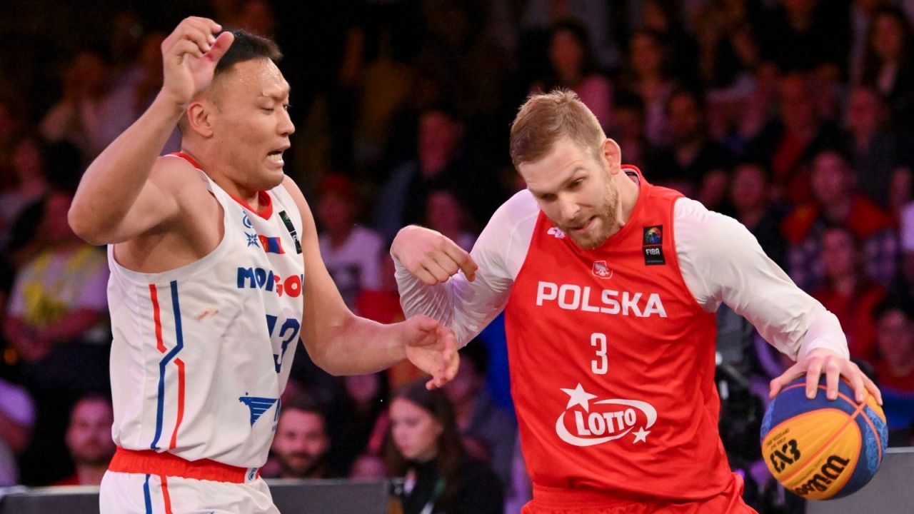 Michał Sokołowski w reprezentacji Polski w koszykówce 3x3 (fot. PAP).