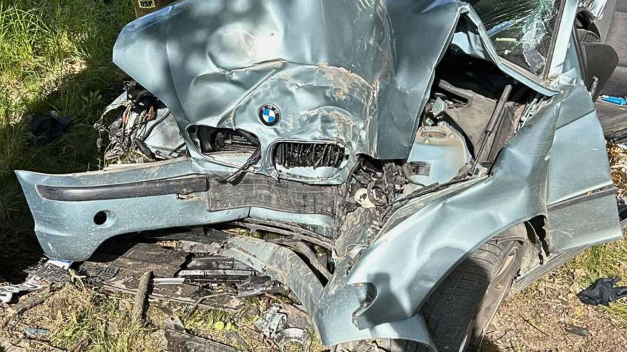 BMW uderzyło w drzewo. Kierowca w szpitalu (źródło: facebook.com / OSP Radowo Małe)