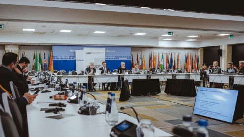 Представитель ОСЦ по правовым вопросам Леонид Морозов, правозащитник Юрий Джибладзе и правовой советник iSANS Наталья Кравчук во время конференции Warsaw Human Dimension Conference, организованной ОБСЕ. Варшава, Польша. 10 октября 2025 года. Фото: Рауль Дюк / Белсат