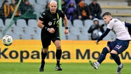 Po raz pierwszy w historii Ekstraklasy w czasie meczu Korona – Górnik telewidzowie mogli oglądać powtórki z kamery sędziowskiej. Podobnie ma być podczas jednego meczu każdej kolejki. (zdjęcie: Getty Images)