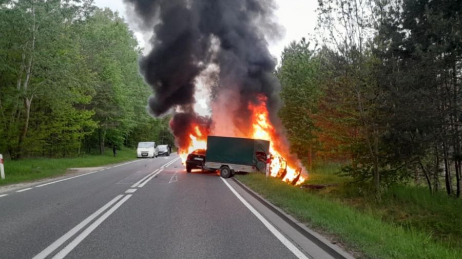 Wypadek na drodze krajowej nr 79. Auta stanęły w płomieniach,  cztery osoby ranne