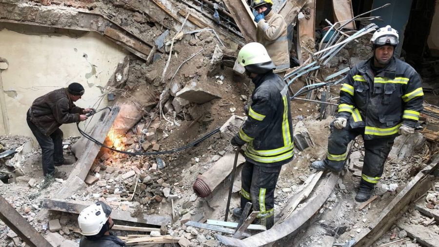 разбор завала обж. аварийно-спасательные работы. неразорвавшийся снаряд в харькове. спасение людей из под завалов. спасательные работы.