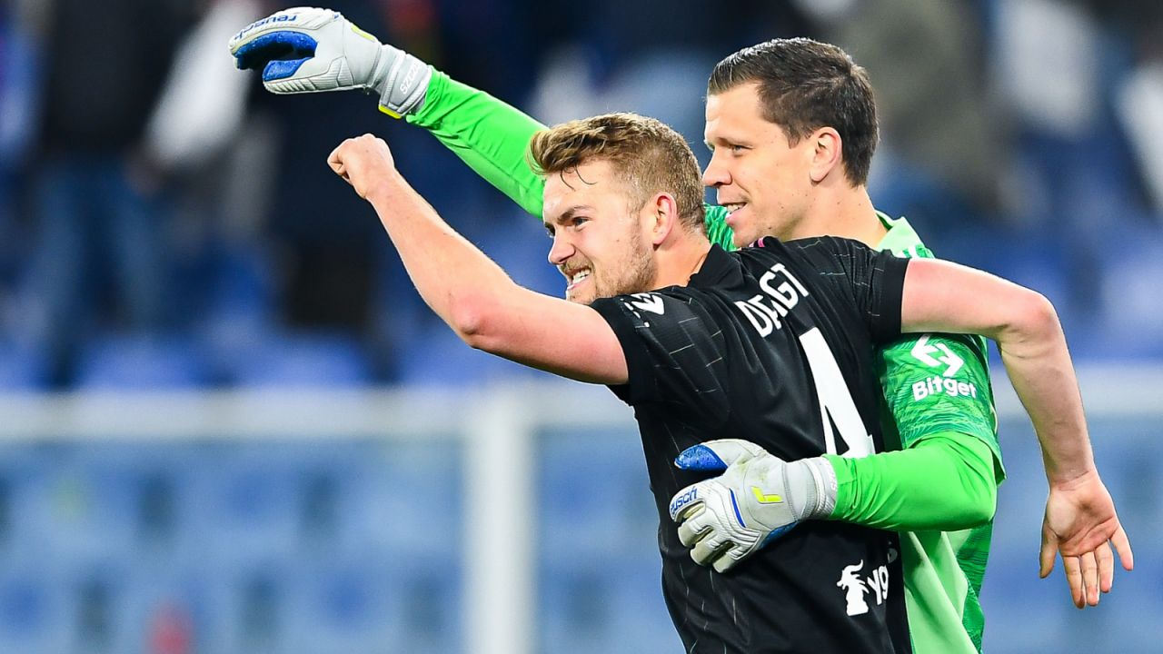 Wojciech Szczęsny celebrujący zwycięstwo z Matthijsem de Ligtem (fot. Getty)