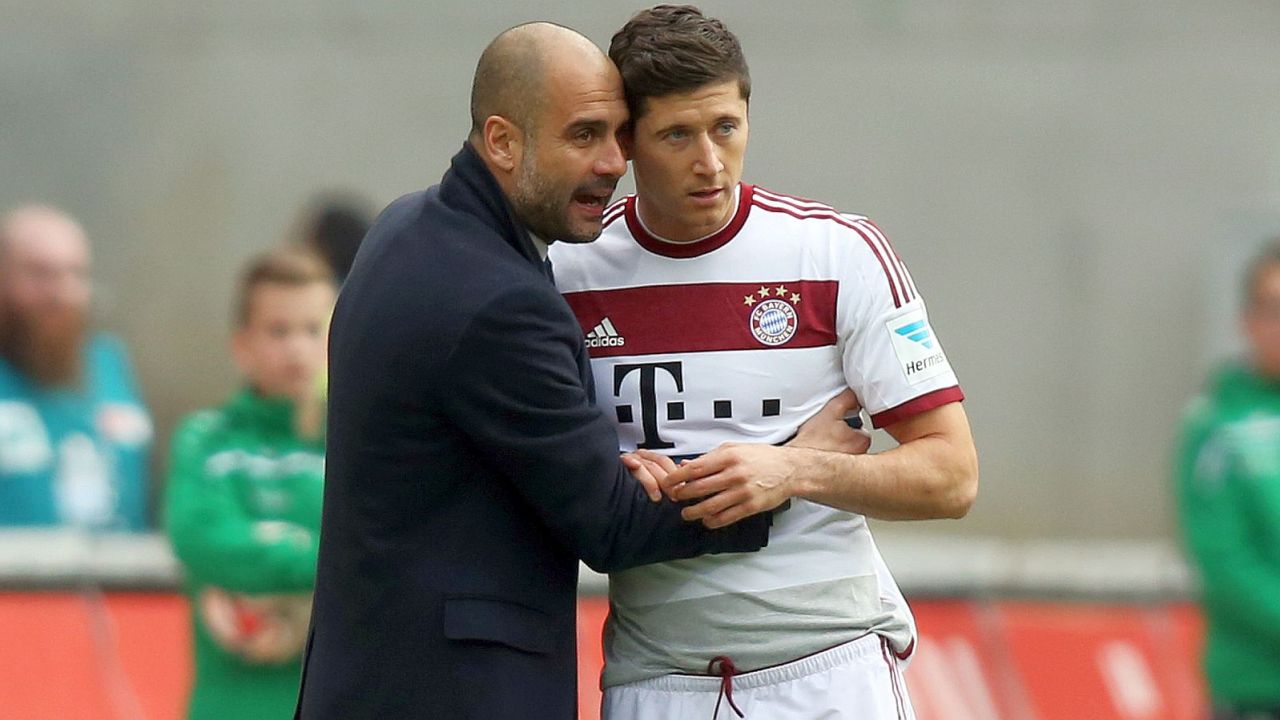 Pep Guardiola (L) i Robert Lewandowski w 2015 roku (fot. Getty)