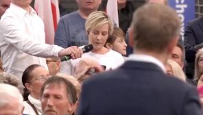 Kobieta wygłosiła laurkę na część Donalda Tuska (fot. youtube)