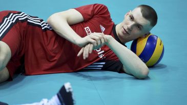 Maciej Muzaj podczas rozgrzewki w reprezentacji Polski (fot. PAP)