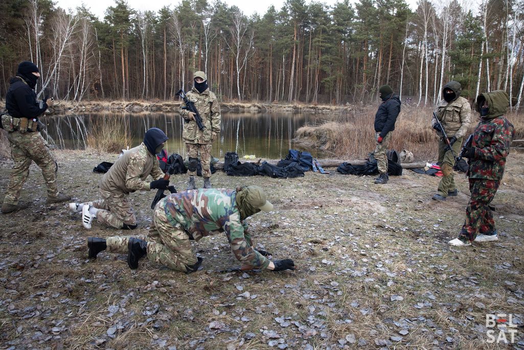Манро з аўтаматам стаіць у цэнтры. (Фота: Аліса Ганчар / Белсат)