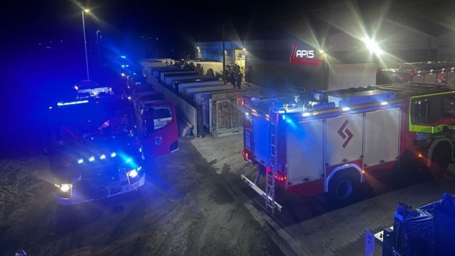 Przygnieciony. Straszna śmierć 45-latka (fot. PSP Leszno)