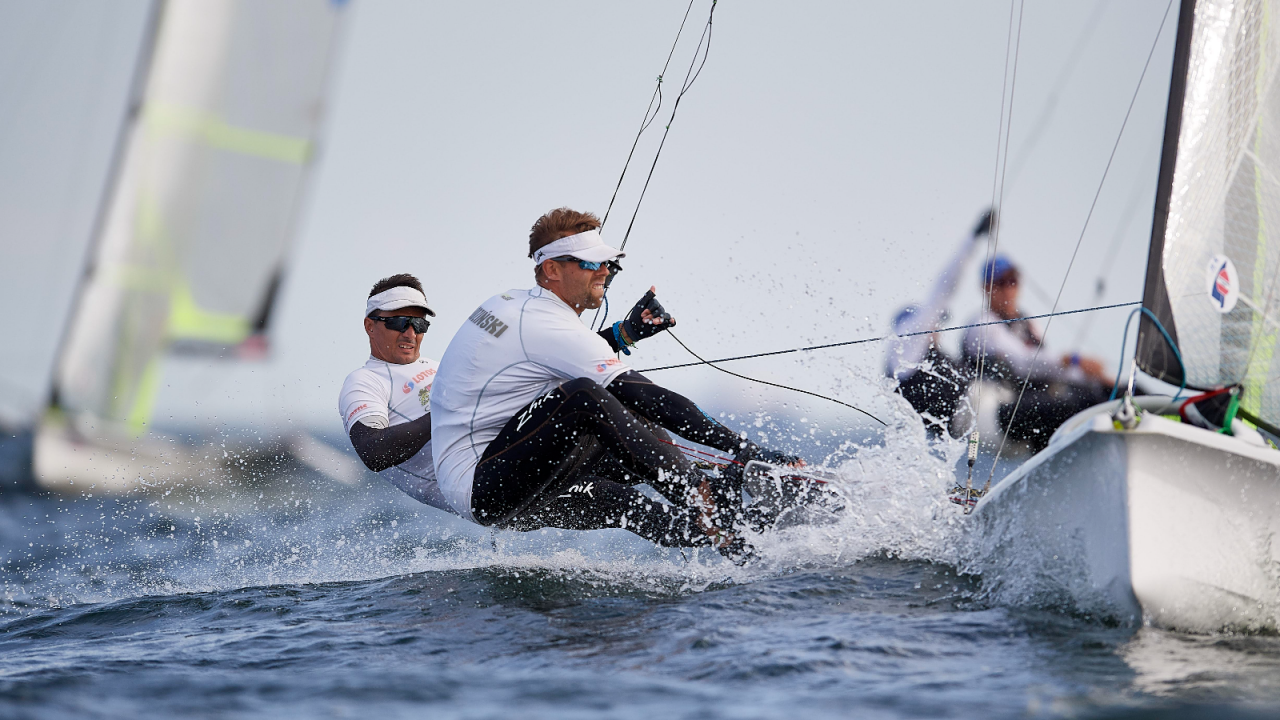 Łukasz Przybytek i Paweł Kołodziński w wyścigu w klasie 49er podczas żeglarskich regat Volvo Gdynia Sailing Days (fot. PAP/Adam Warżawa)