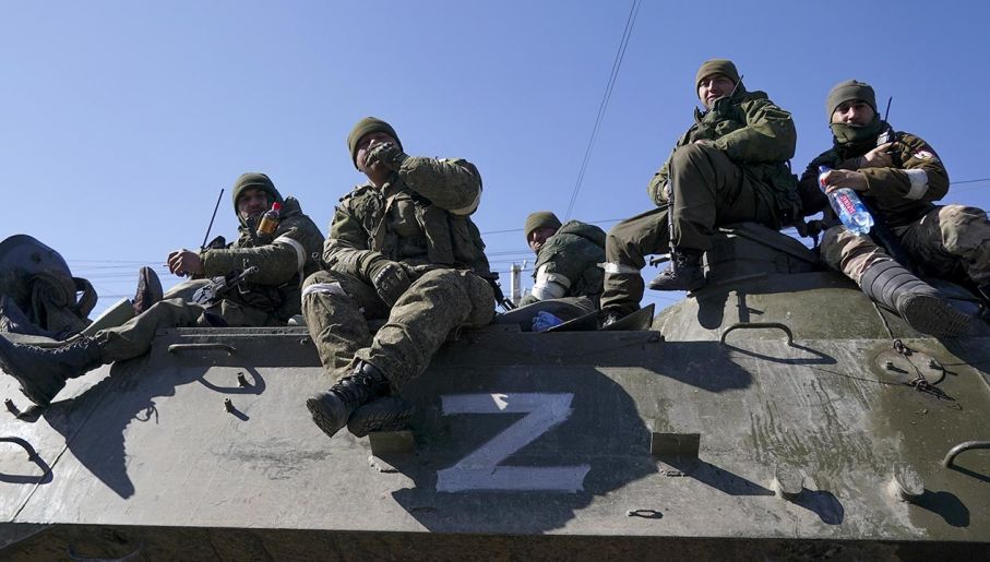 Rosyjscy żołnierze w Ukrainie popełniają zbrodnie jak ich dziadowie z Armii Czerwonej (fot. Stringer/Anadolu Agency via Getty Images)