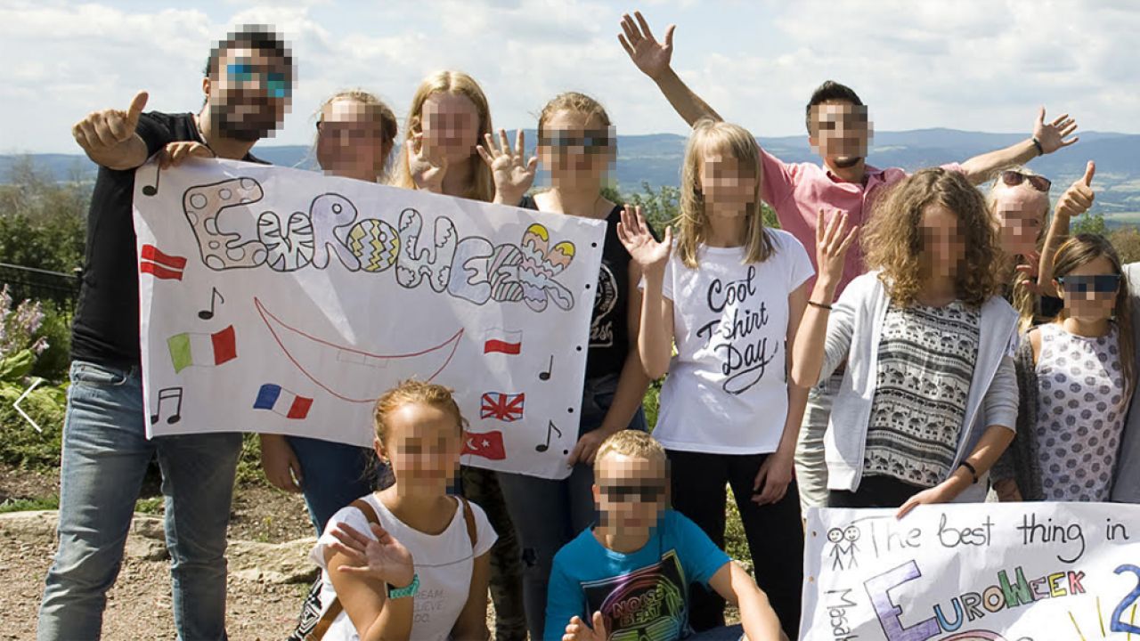 Pod koniec 2018 r. opinię publiczna wzburzyły zdjęcia z warsztatów organizowanych przez fundację „Euroweek – Szkoła Liderów” na których nastolatki obejmowały się z mężczyznami różnych narodowości (fot. euroweek.pl) Pod koniec 2018 r. opinię publiczna wzburzyły zdjęcia z warsztatów organizowanych przez fundację „Euroweek – Szkoła Liderów” na których nastolatki obejmowały się z mężczyznami różnych narodowości (fot. euroweek.pl)