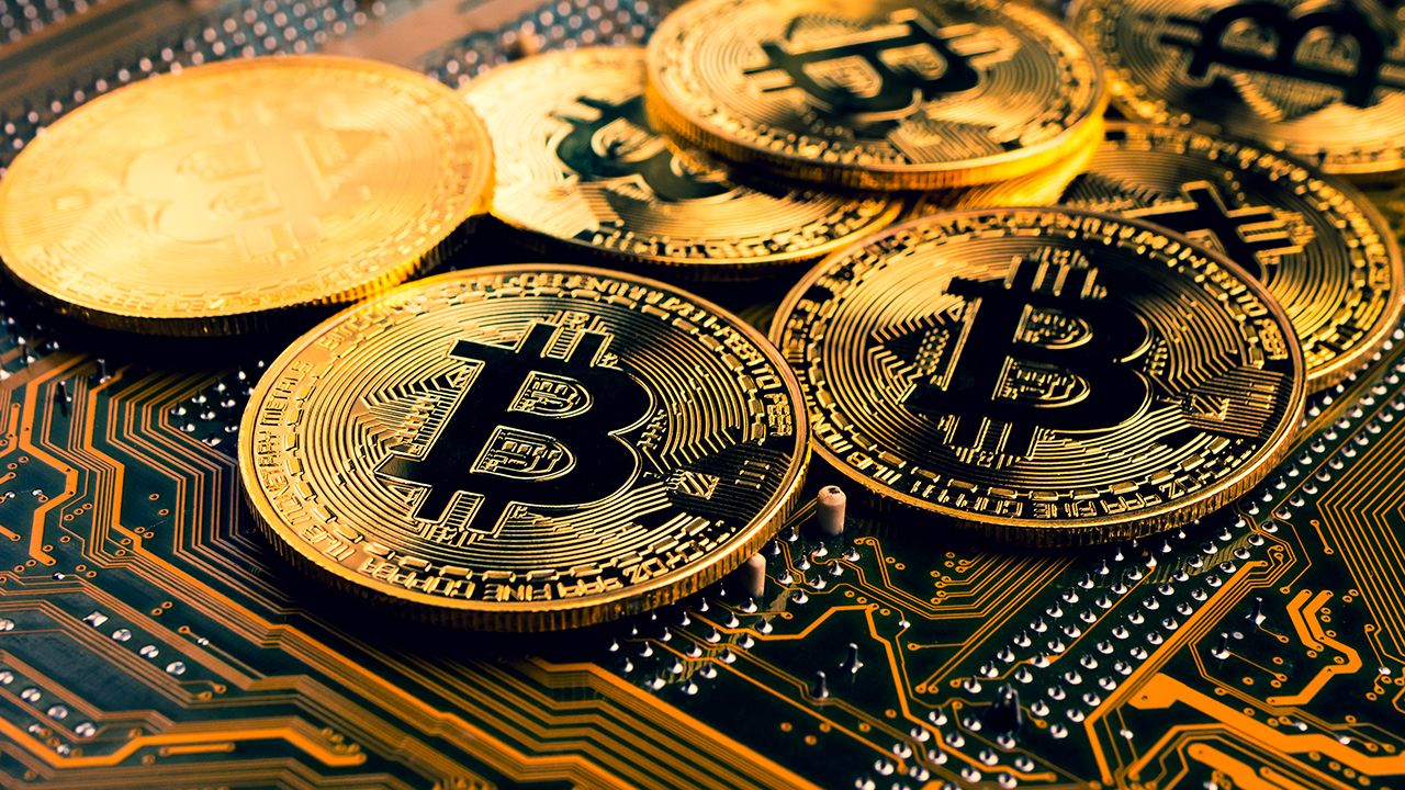 Kurs bitcoina spada w wyniku transakcji z zimnych portfeli upadłej gieły  MT. Gox | TVP INFO