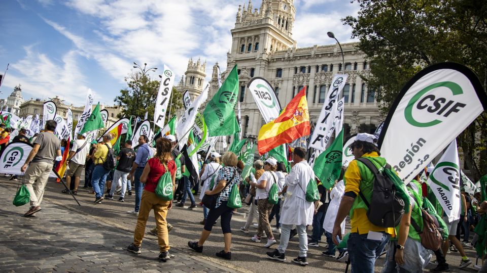 Miles de funcionarios protestaron contra el aumento del coste de la vida en España