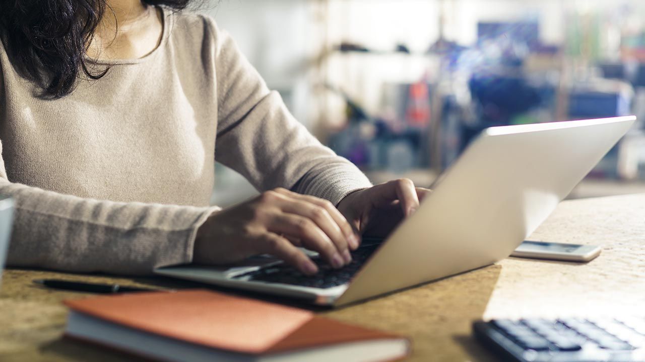 29-letnia mieszkanka gminy Skórzec stałą się ofiarą internetowych oszustów (fot. Shutterstock/ImageFlow)