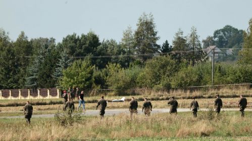 Польские военные на месте падения российского дрона возле города Мнишкув (Mniszkow), Лодзинское воеводство, Польша.