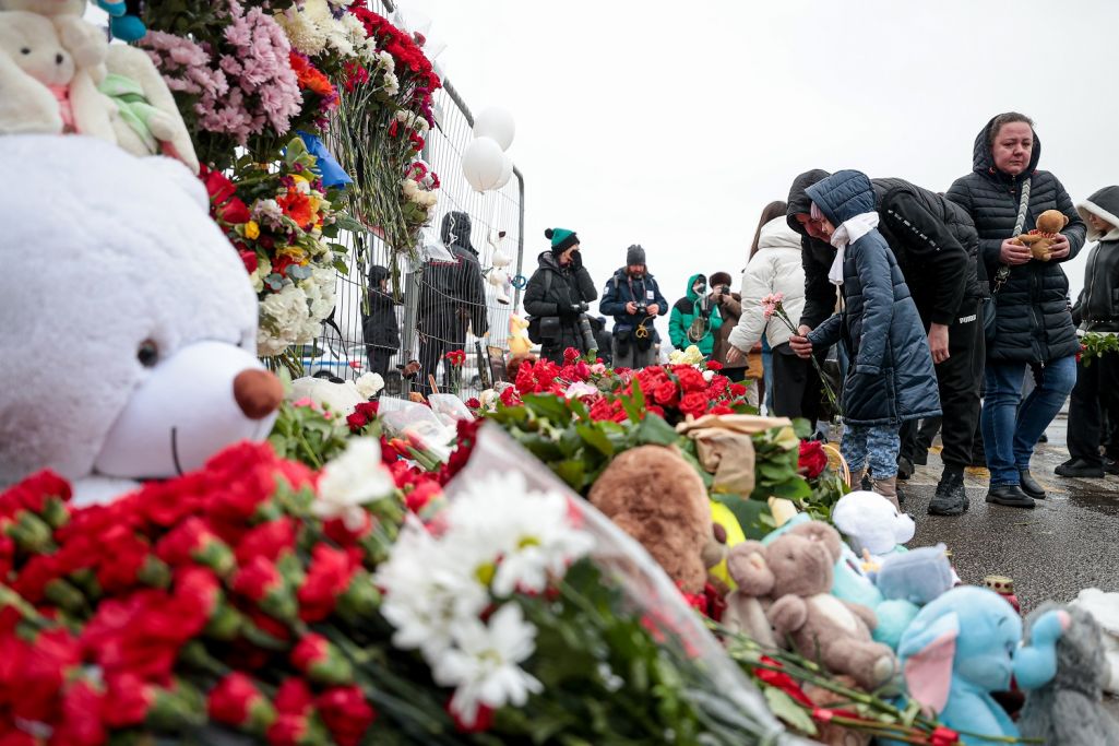 Кветкі каля комплексу «Крокус Сити Холл». Краснагорск, Маскоўская вобласць. 23 сакавіка 2024 года. (Фота: Дзмітрый Галубовіч / Russian Look / Forum)