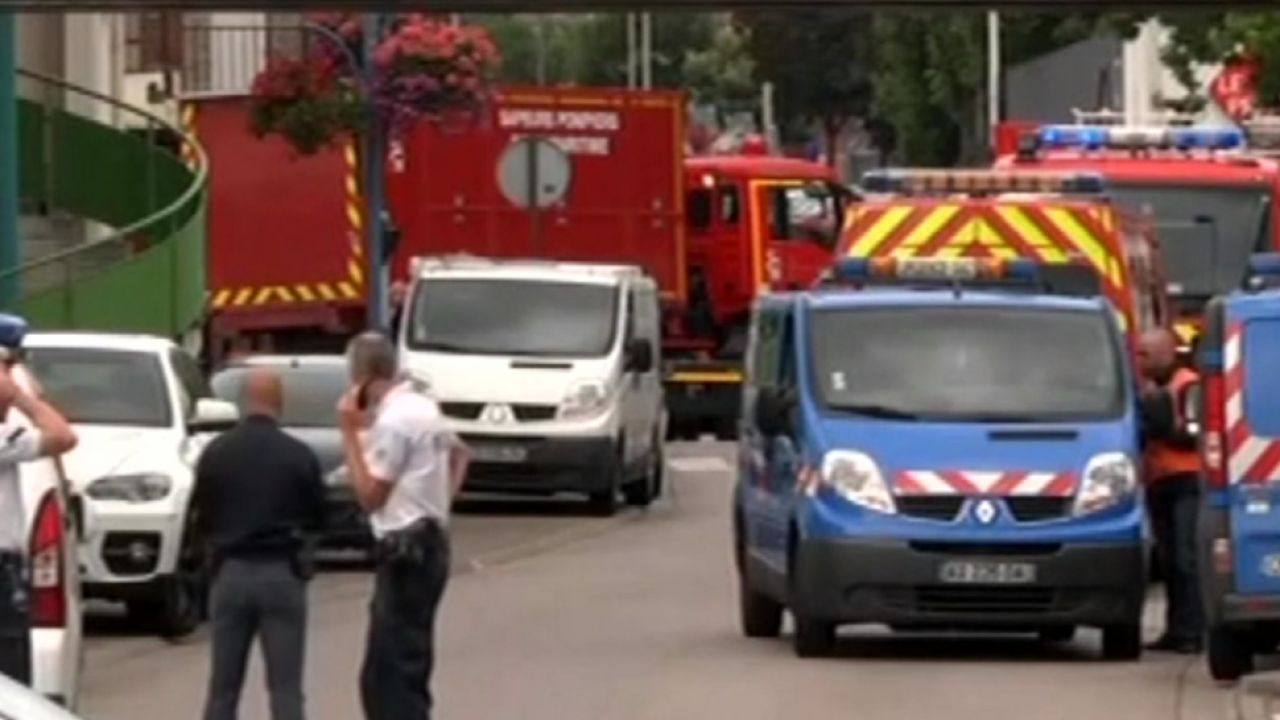 Dwóch mężczyzn napadło na kościół w Normandii (fot. TVP Info) Dwóch mężczyzn napadło na kościół w Normandii (fot. TVP Info)