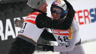 Kamil Stoch gratuluje Adamowi Małyszowi medalu na MŚ w Oslo (Fot. Getty)