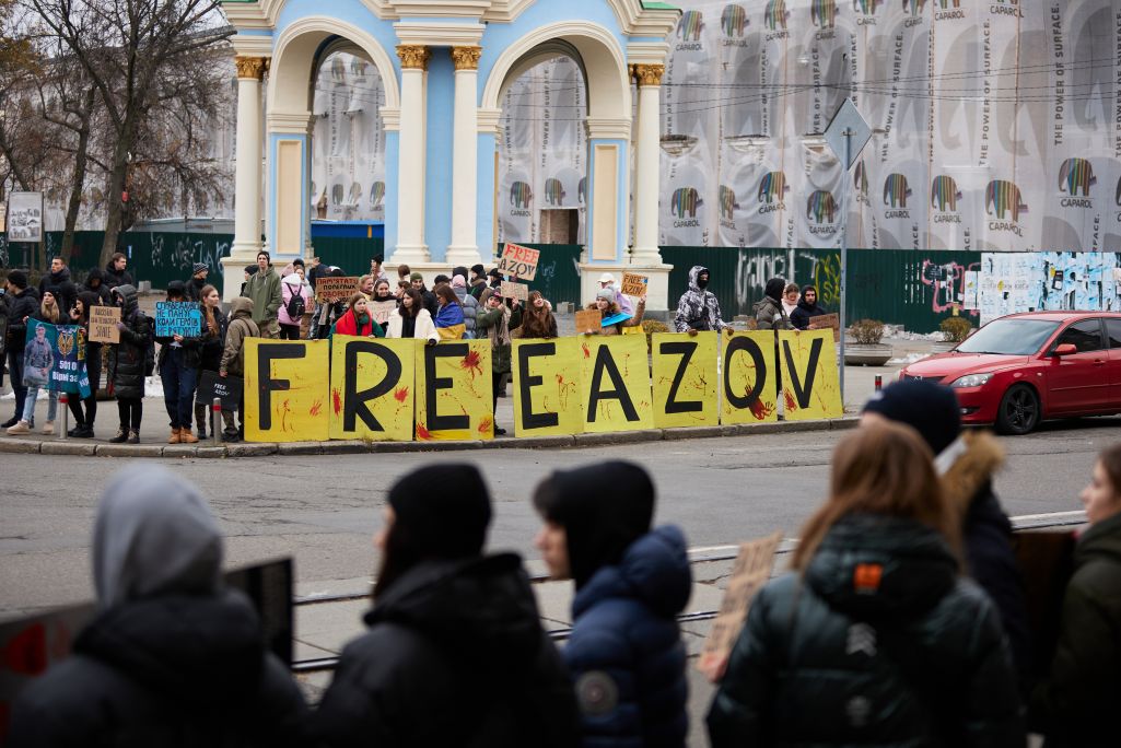 Актывісты трымаюць транспаранты ў падтрыманне палонных абаронцаў Марыупалю падчас акцыяў, якія рэгулярна праходзяць у Кіеве і іншых гарадах Украіны. Удзельнікі выходзяць на вуліцы, каб нагадаць грамадству, што ўкраінскія вайскоўцы застаюцца ў расейскім палоне з 2022 года. Кіеў, Украіна. 24 лістапада 2024 года. Фота: hurricanehank / Global Images Ukraine via Getty Images