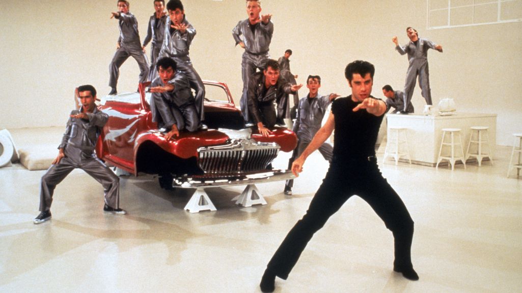 W filmie „Grease” aktor wcielił się w lidera grupy T-Birds, który spędza romantyczne wakacje z Sandy (Olivia Newton-John). Fot. Materiały prasowe TVP