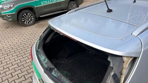 Аўтамабіль польскіх памежнікаў, пабіты мігрантамі на мяжы з Беларуссю. Фота: podlaski.strazgraniczna.pl