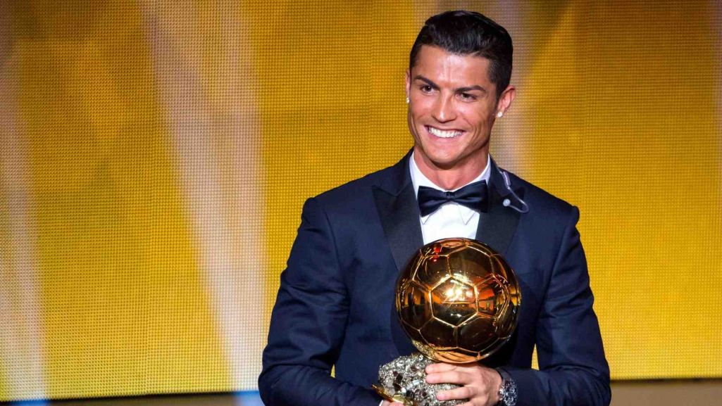 Cristiano Ronaldo przekazał replikę Złotej Piłki na aukcję charytatywną fundacji wspierającej ciężko chore dzieci. Fot. Philipp Schmidli/ Getty Images