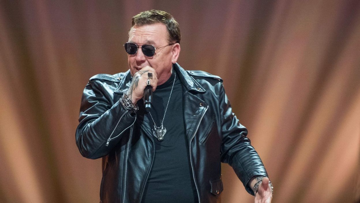 Bogusław Buczkowski, podopieczny Roberta Janowskiego, w półfinale programu „The Voice Senior” zaśpiewał piosenkę „Zaopiekują się mną” zespołu Rezerwat. Bogusław awansował do finału, gdzie powalczy o zwycięstwo. Fot. Waldemar Kompała/ TVP