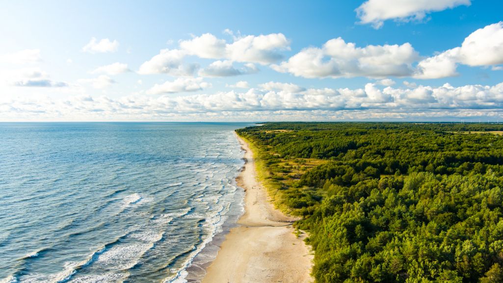 Do Piasków również zagląda zaledwie garstka przyjezdnych, dlatego tamtejsza plaża jest praktycznie bezludna. Fot. MNStudio/Shuttertsock