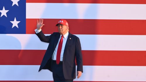 Доналд Трамп сыходзіць пасля выступу ў штаце Аёва, 3 ліпеня 2025 года. Фота: Scott Morgan/Bloomberg via Getty Images