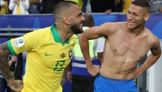 Dani Alves (L) i Richarlison (fot. Getty)