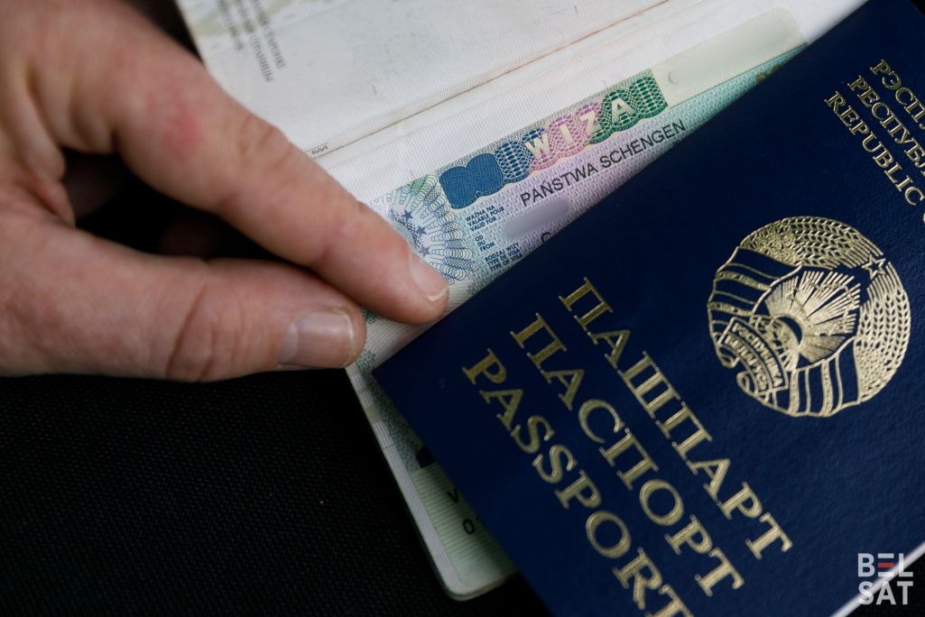 Здымак мае ілюстрацыйны характар. Польская віза ў беларускім пашпарце. (Фота: Таццяна Верамеева / Белсат)