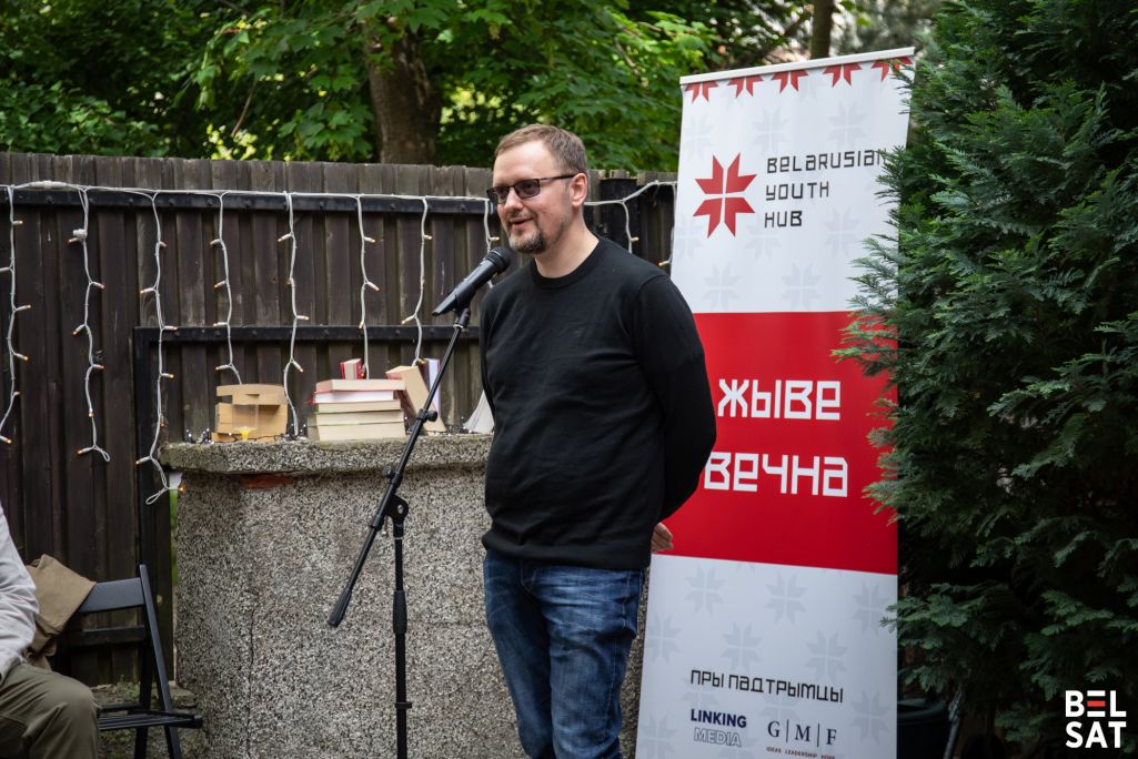 Ціхан Чарнякевіч на цырымоніі ўручэння прэміі імя Наталлі Арсенневай у Беларускім моладзевым хабе. Варшава, Польшча. 24 траўня 2025 года. Фота: Белсат