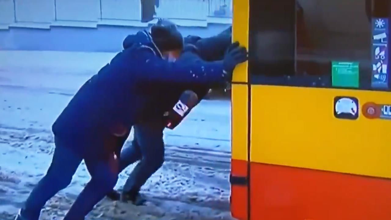 Reporter TVN pomagał pchać autobus w Warszawie (fot. Twitter/KrystianKrawiel)