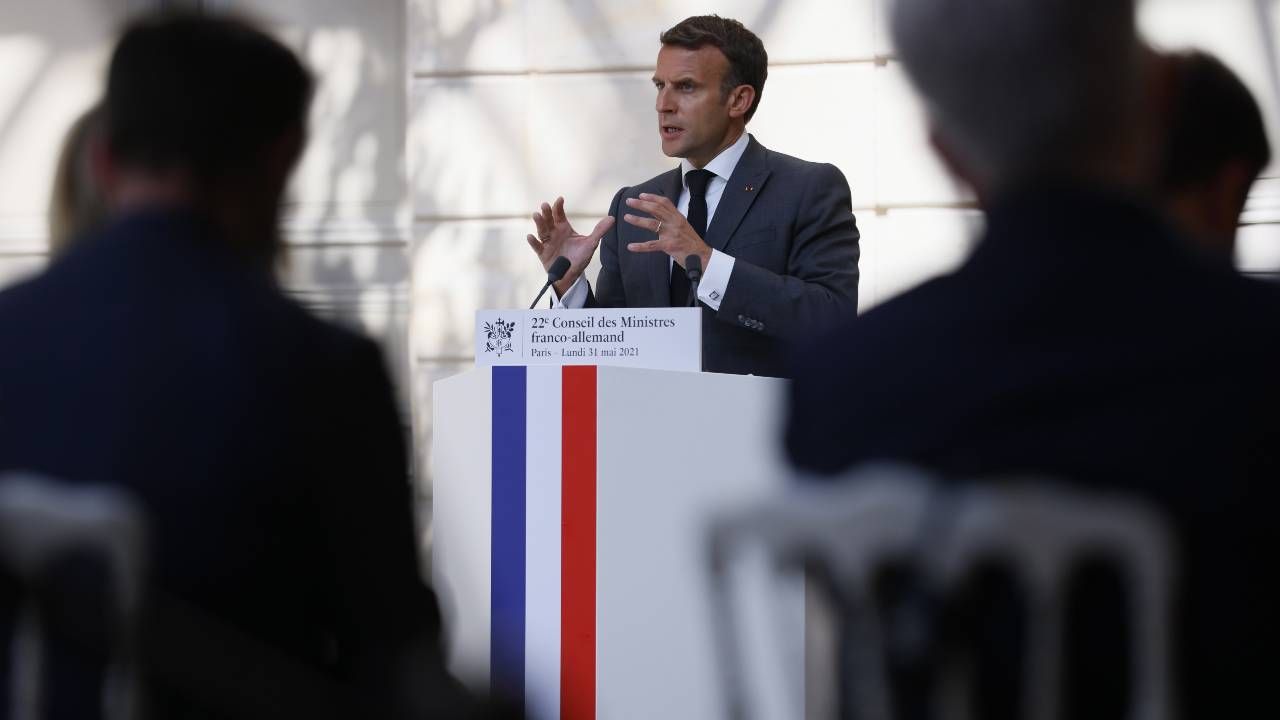 Emmanuel Macron był kilka miesięcy temu zakażony koronawirusem (fot. PAP/EPA/THOMAS SAMSON / POOL)