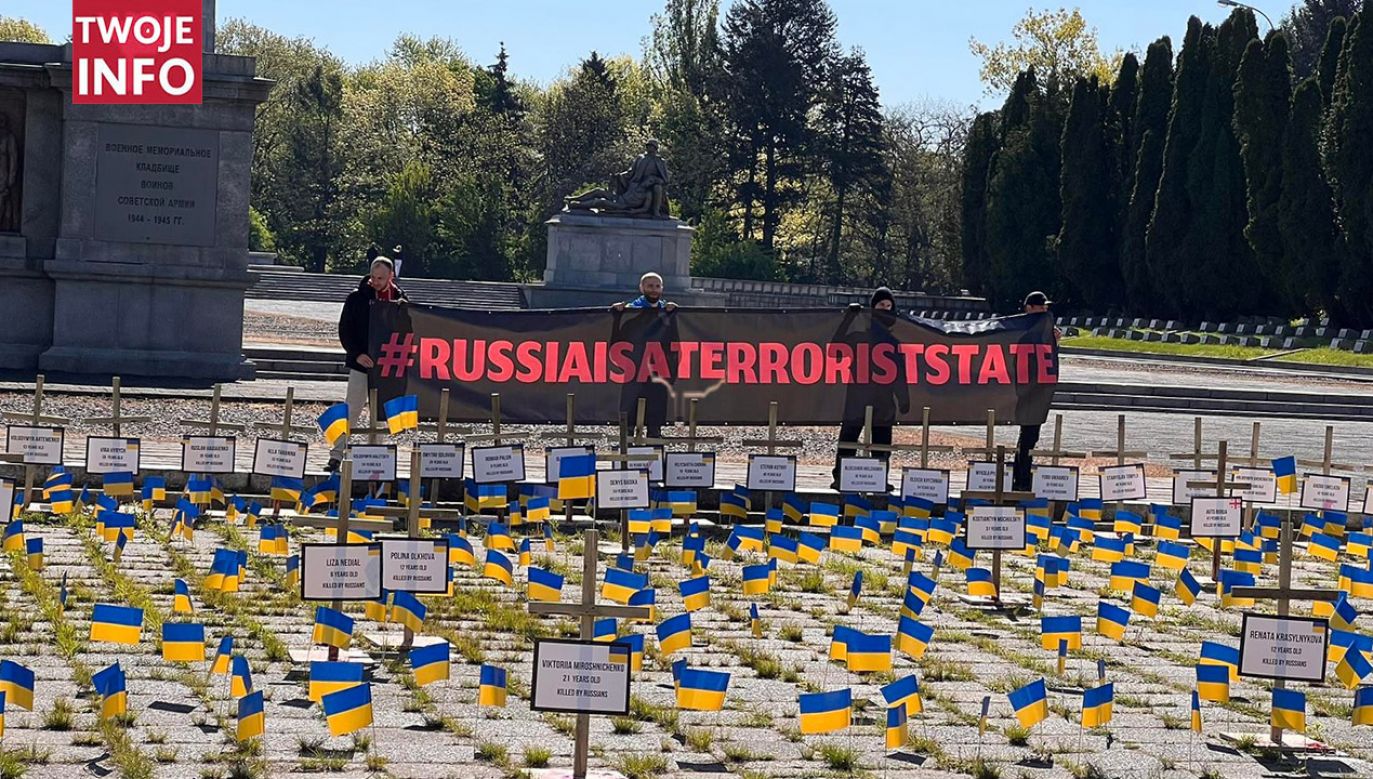 Ukraińskie flagi przed Mauzoleum Żołnierzy Radzieckich (fot. Twoje Info)