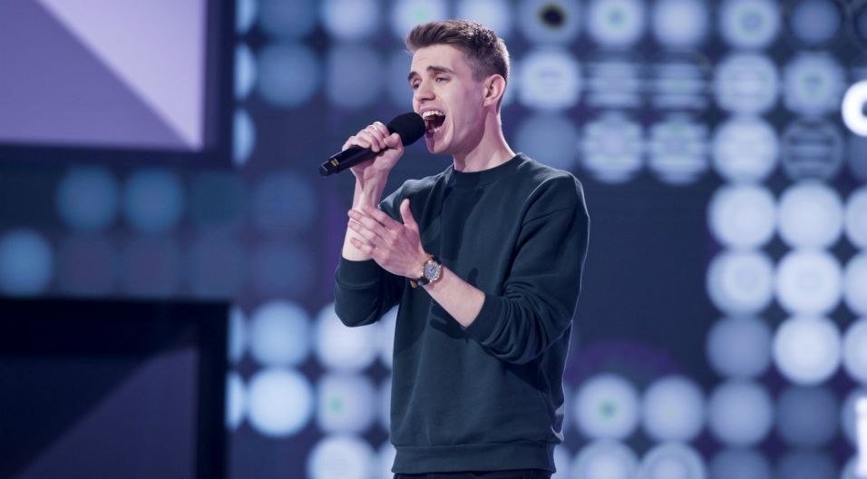 Adriana Szymkowiaka w muzycznych występach latami zaprawiał ojciec, podczas wspólnych wypadów na karaoke. Czy doświadczenie pomogło mu w wykonaniu piosenki „Swoje szczęście znam”? (fot. TVP)