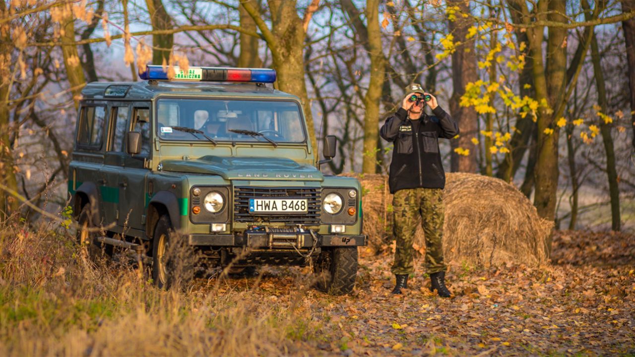 Na bagnach w okolicach Białowieży funkcjonariusze SG odnaleźli w nocy małżeństwo obywateli Iraku (fot. tt/@Straz_Graniczna) Na bagnach w okolicach Białowieży funkcjonariusze SG odnaleźli w nocy małżeństwo obywateli Iraku (fot. tt/@Straz_Graniczna)