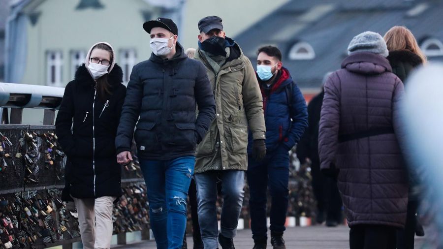 Od dzisiaj nowe obostrzenia epidemiczne na terenie całego kraju (fot. Jakub Porzycki/NurPhoto via Getty Images)
