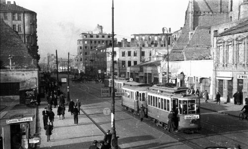 It was only with time that the newspaper found its way to newsstands, where queues would form. Undoubtedly, it modelled on the pre-war tabloids, which focused on news and sensation. In the photo, tram no. 9 on Marszałkowska St passes by an “EW” kiosk (bottom left), Warsaw in October 1947. Photo: PAP / Stanisław Dąbrowiecki