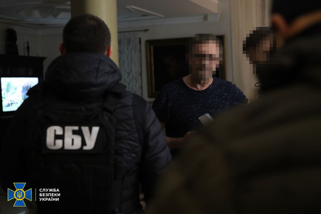 Затрыманне падазраванага ў крадзяжы грошай, выдаткаваных на зброю для ЗСУ. (Фота: Служба бяспекі Украіны / ssu.gov.ua)
