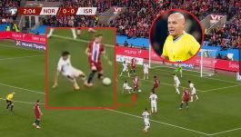 Szymon Marciniak obserwował to zdarzenie z bliska, ale i tak potrzebował 10 sekund, żeby podyktować rzut karny (kadr: UEFA.tv, zdjęcie: Getty Images) 