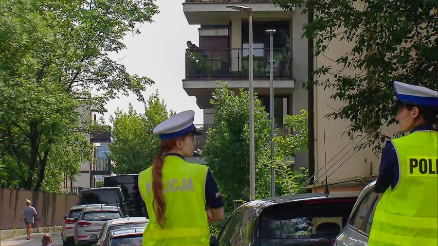 Mężczyzna zabarykadowany w mieszkaniu - w rękach policji; przebywa w szpitalu.