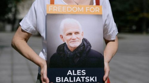 Portret Alesia Bialackiego podczas akcji solidarności z uwięzionymi działaczami Wiasny. Wilno, Litwa. 12 lipca 2024 roku. Zdj. Spring96.org   