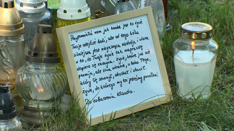 Po tym, jak pojawiła się informacja o śmierci Klaudii K., w miejscu napaści w Parku Glazja, pojawiły się pierwsze znicze