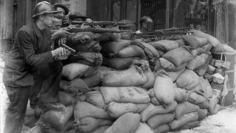 Barykada sił FFI podczas powstania paryskiego w sierpniu 1944 roku. Fot. SEEBERGER Freres / Rue des Archives / Forum